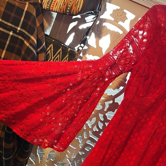 NWT selfie Leslie Bell Sleeve Dress - Picture 3 of 4